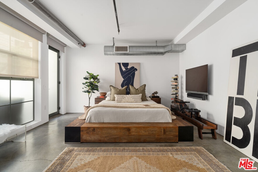 More Photos Of 1046 Princeton Dr, Venice Loft Creative Space For Sale