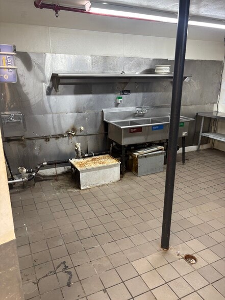 More Photos Of 4918-4934 Broadway, New York Storefront For Lease