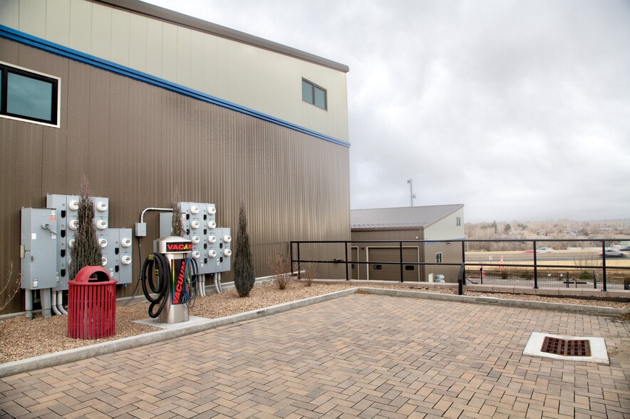 More Photos Of 560-580 Ames St, Lakewood Industrial For Sale