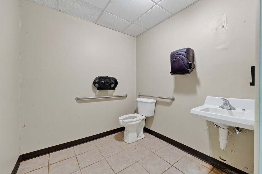 More Photos Of 1006 E Colby St, Whitehall Storefront Retail Office For Sale