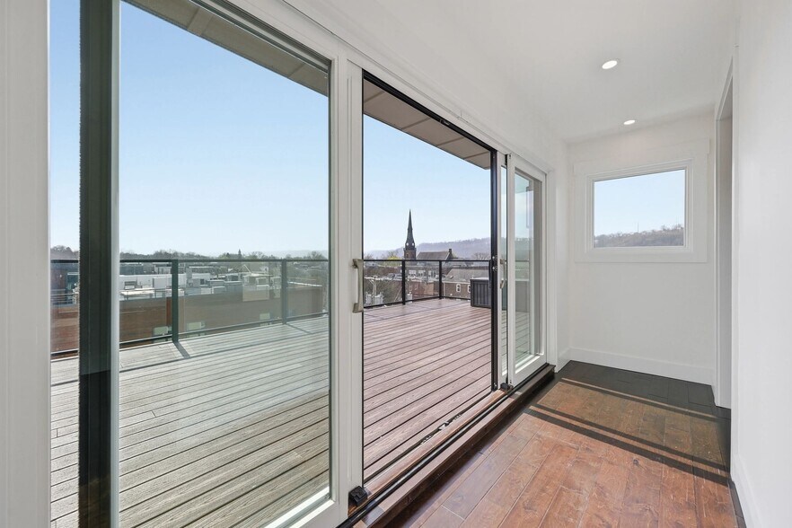 More Photos Of 443 Walnut St, Sewickley Flex For Sale