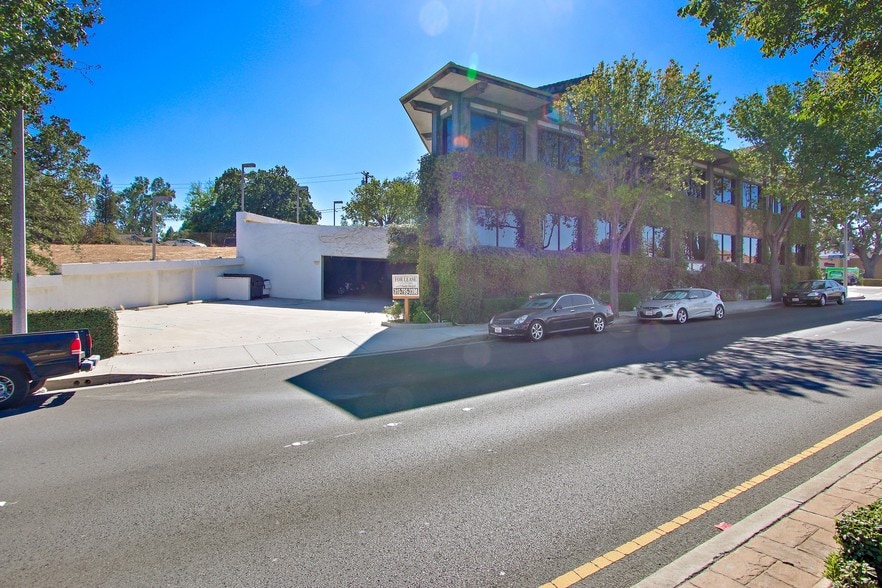 More Photos Of 23030 Lyons Ave, Santa Clarita Medical For Lease