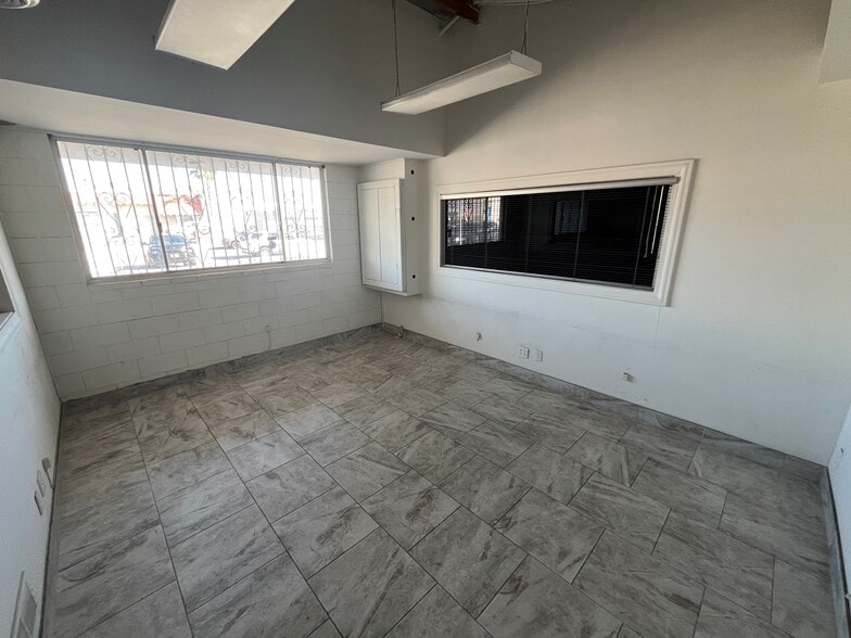 More Photos Of 16146 Leadwell St, Van Nuys Warehouse For Lease