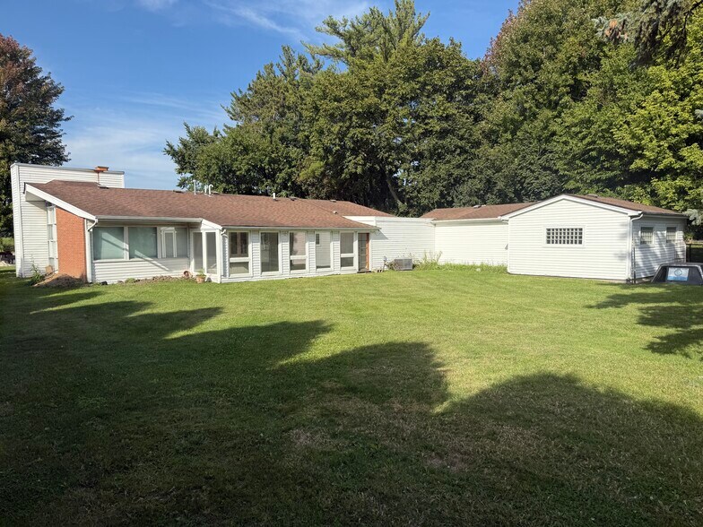 More Photos Of 806 Penny Ave, East Dundee Storefront Retail Office For Lease
