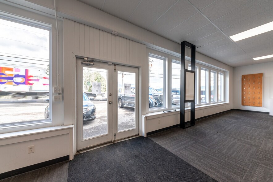 More Photos Of 422 E Main St, Kingwood Storefront For Lease