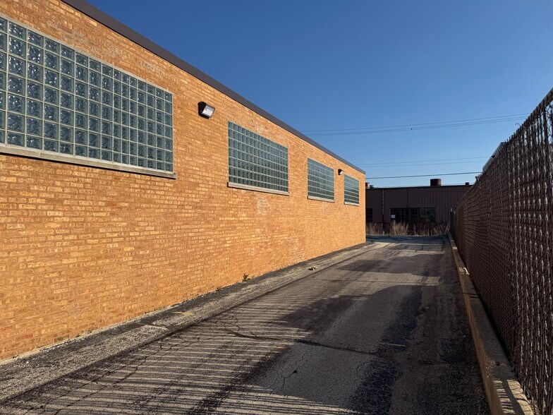 More Photos Of 945 Criss Cir, Elk Grove Village Light Manufacturing For Lease