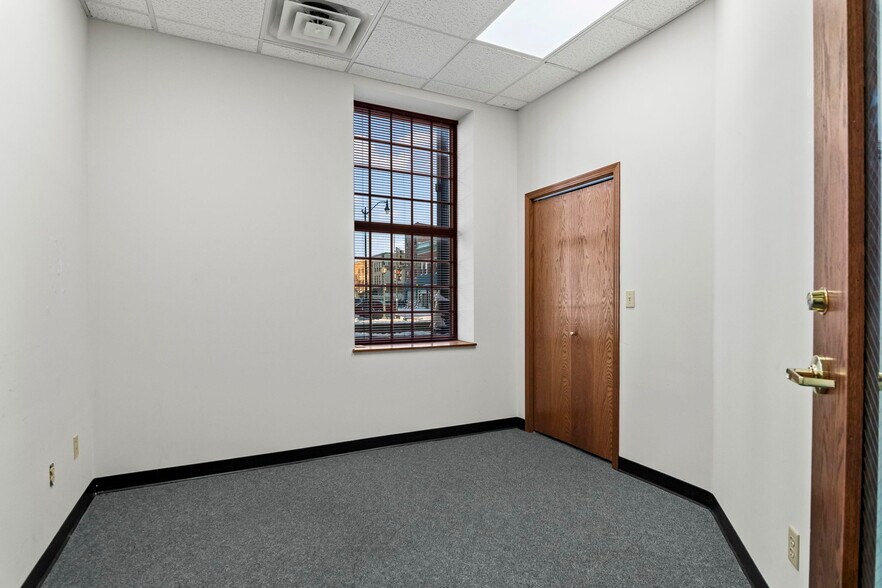 More Photos Of 15 SW Old State Capitol Plz, Springfield Office For Lease