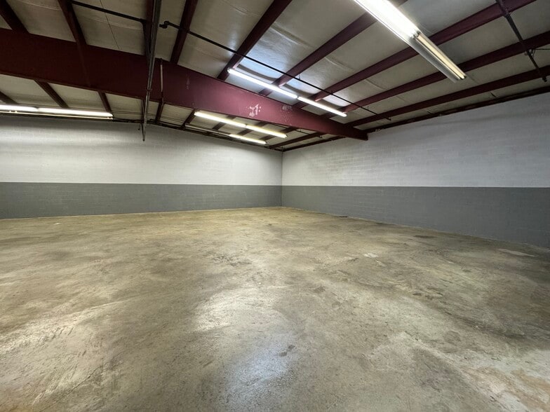 More Photos Of 300 Winona St, Knoxville Distribution For Lease