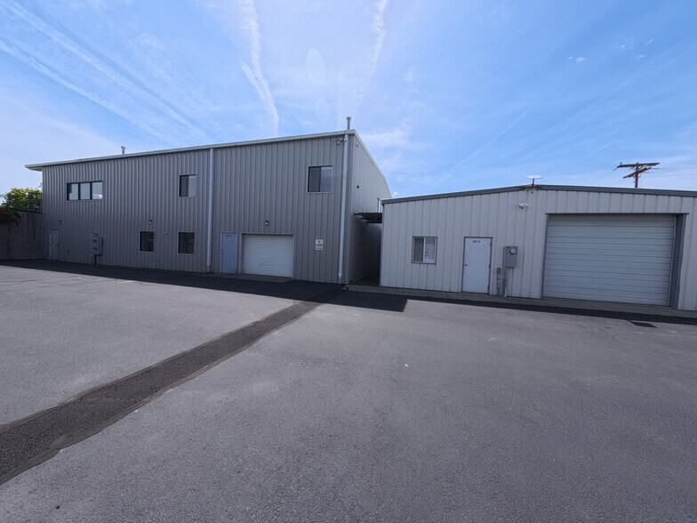More Photos Of 635 SE Business Way, Bend Showroom For Sale