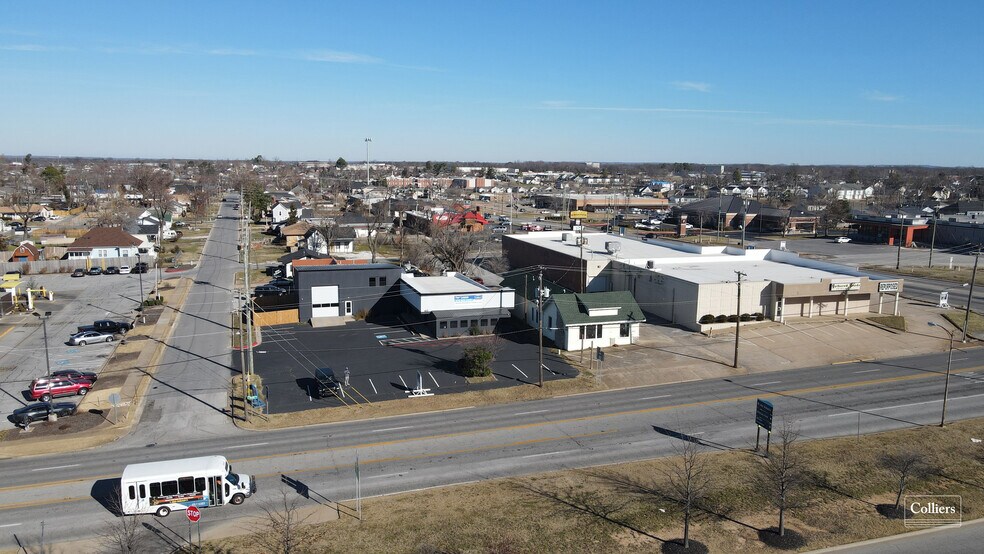 More Photos Of 817 W Walnut St, Rogers General Retail For Lease