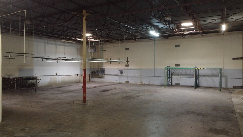 More Photos Of 2502-2510 Camp Ave, Carrollton Warehouse For Lease