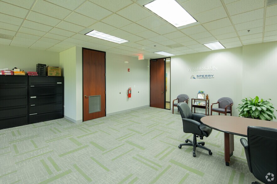 More Photos Of 450-500 E Diehl Rd, Naperville Unknown For Lease