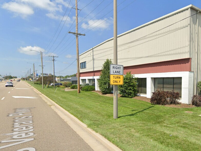 More Photos Of 1703 S Veterans Pky, Bloomington Warehouse For Sale