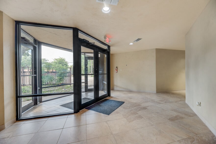 More Photos Of 726 Dalworth St, Grand Prairie Office For Sale