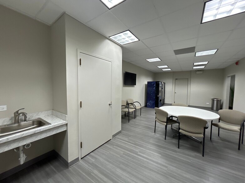 More Photos Of 2454 E Dempster St, Des Plaines Medical For Lease