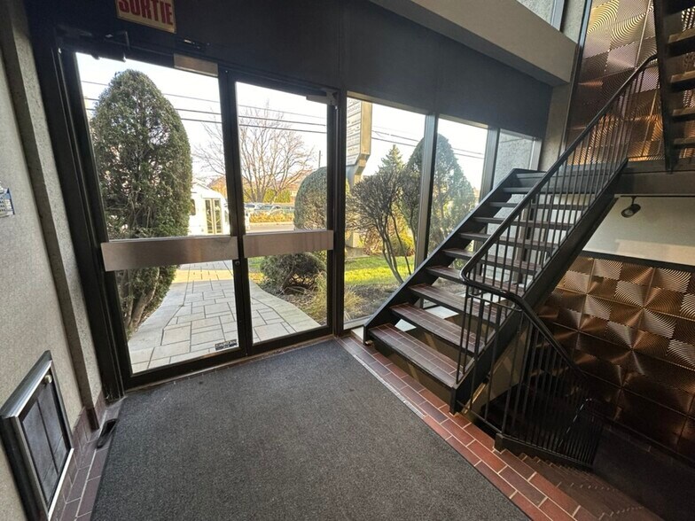 More Photos Of 5675 Ch De Chambly, Saint-hubert Coworking Space