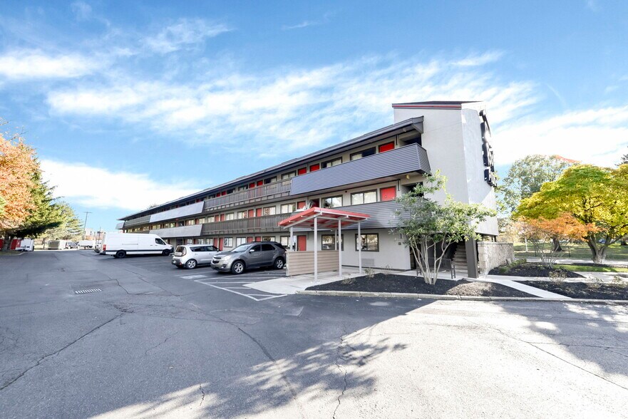 Primary Photo Of 441 Ackerman Rd, Columbus Hotel For Sale