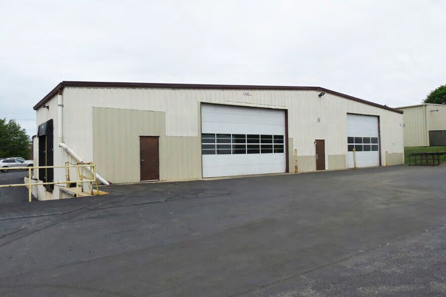 More Photos Of 25 Hess Rd, Leola Manufacturing For Lease