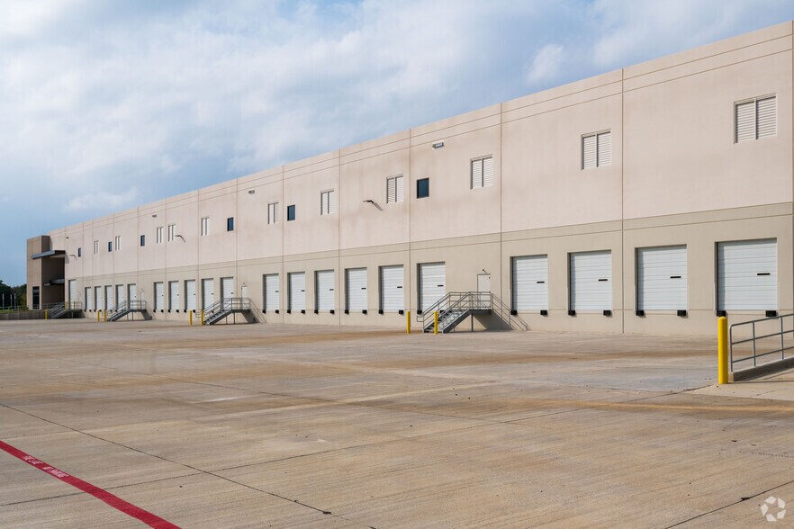 More Photos Of 3233 Buda Ln, Fort Worth Distribution For Lease
