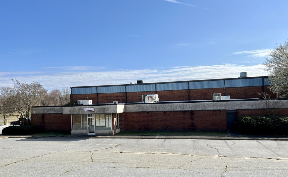 More Photos Of 102 E Holly Hill Rd, Thomasville Manufacturing For Lease