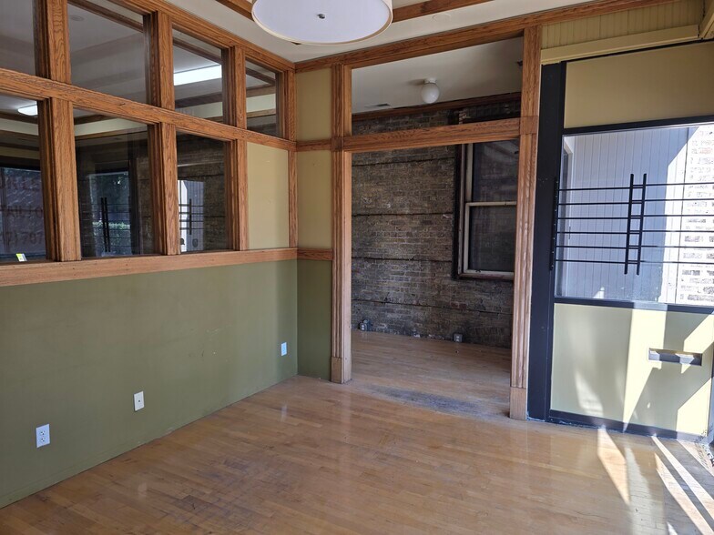 More Photos Of 1319-1321 Emerson St, Evanston Office For Lease