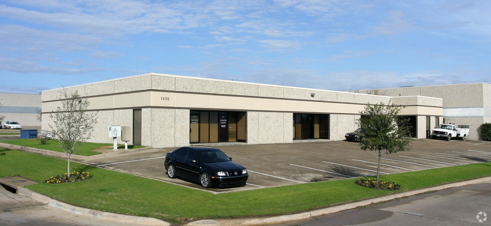 Primary Photo Of 1935 State St, Garland Light Manufacturing For Lease