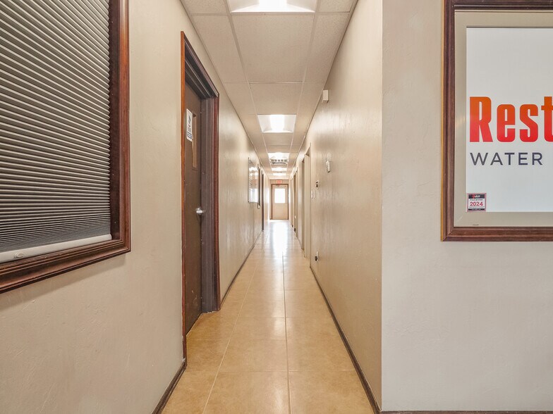 More Photos Of 401 S Ranchwood Blvd, Yukon Flex For Sale