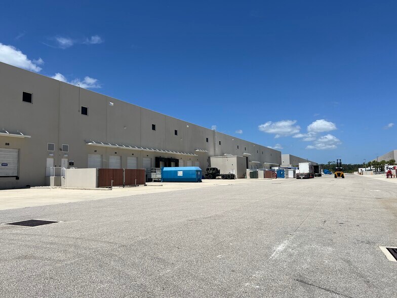 More Photos Of 16260 Airport Park Dr, Fort Myers Distribution For Lease