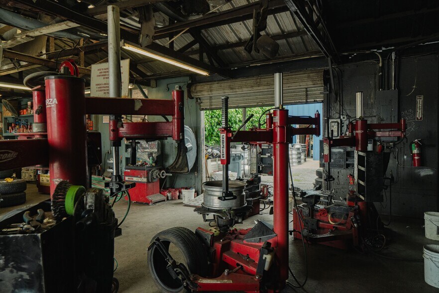 More Photos Of 6886 Santa Fe Dr, Winton Auto Repair For Sale