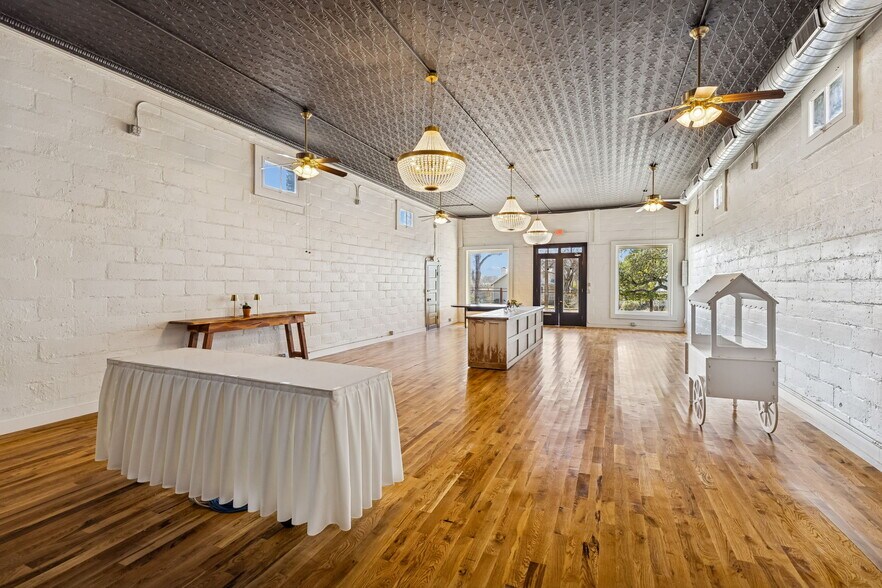 More Photos Of 606 High St, Comfort Storefront For Sale