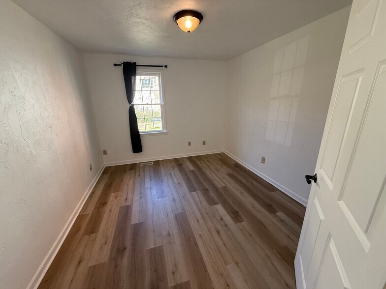 More Photos Of 458 Locust St, Middletown Office For Lease