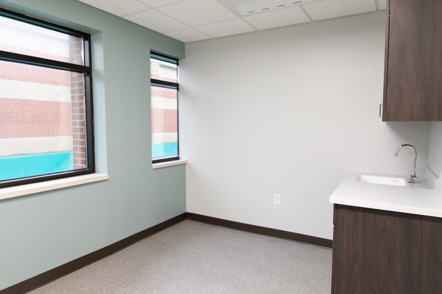 More Photos Of 17030 Lakeside Hills Plz, Omaha Medical For Lease