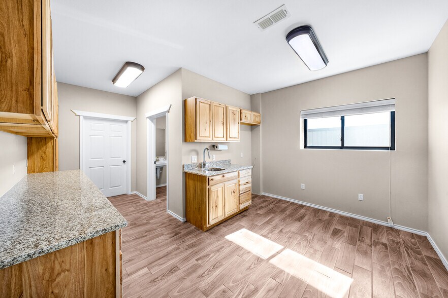 More Photos Of 11639 E US Highway 175, Kemp Flex For Lease