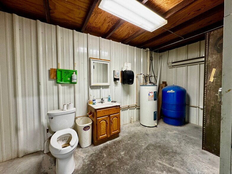 More Photos Of 27877 Glacier Point Rd, Lebanon Warehouse For Lease