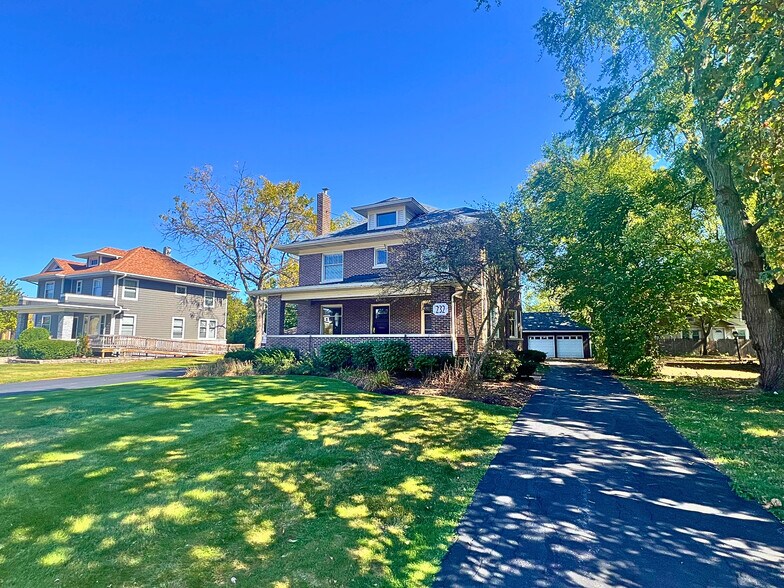 More Photos Of 232 S Batavia Ave, Batavia Office For Sale