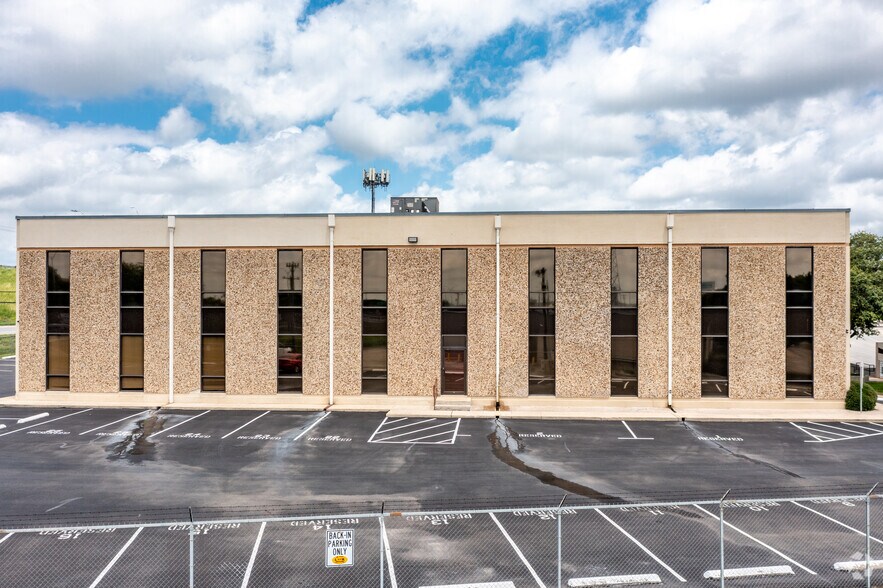 More Photos Of 10715 Gulfdale St, San Antonio Office For Sale