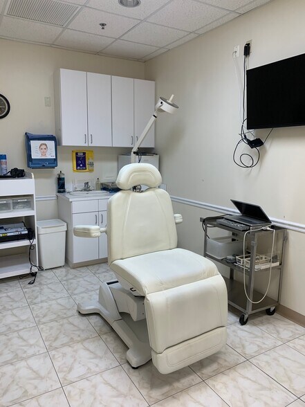 More Photos Of 7932 W Sand Lake Rd, Orlando Office For Sale