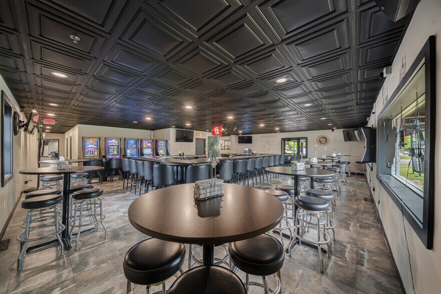 More Photos Of 689 Broadway, Berlin Restaurant For Sale