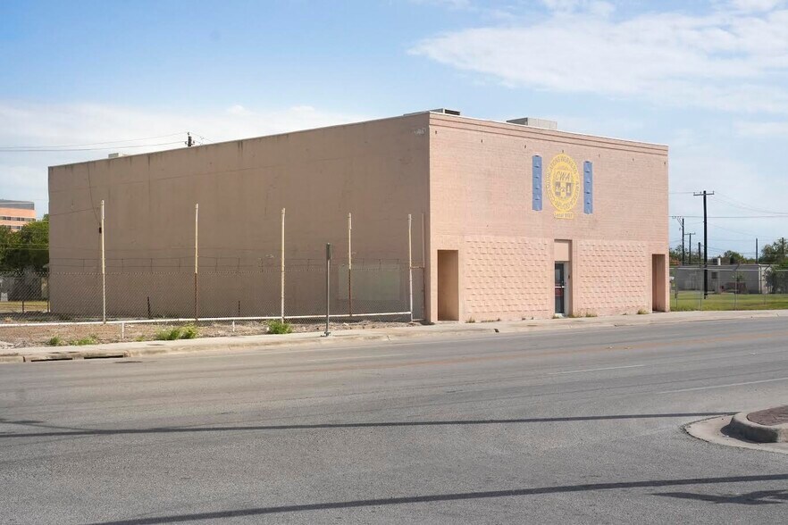 Primary Photo Of 1210 S Staples St, Corpus Christi Office For Sale