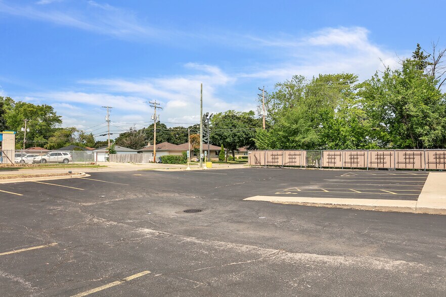 More Photos Of 7822 W Capitol Dr, Milwaukee Storefront For Sale