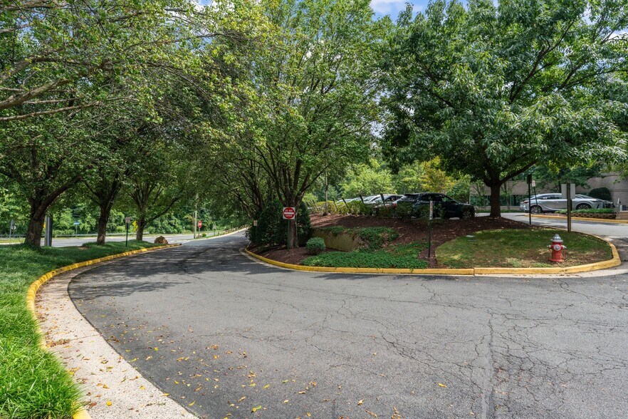 More Photos Of 7601 Lewinsville Rd, McLean Medical For Sale