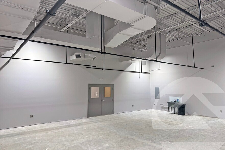 More Photos Of 39340 Country Club Dr, Farmington Hills Light Manufacturing For Lease