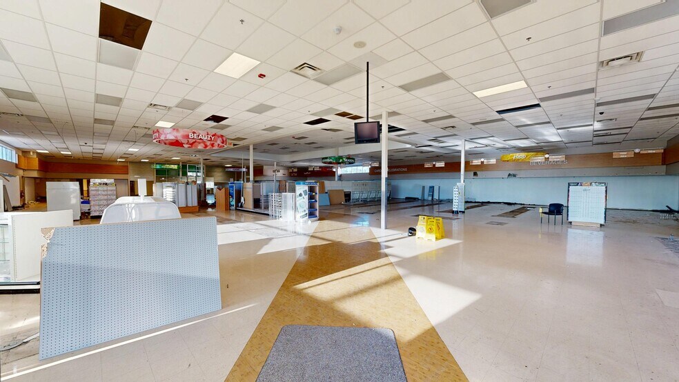 More Photos Of 14941 South Ave, Columbiana General Retail For Sale