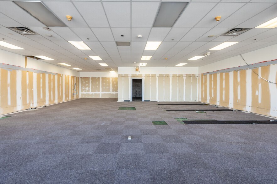 More Photos Of 4276 Lakeville Rd, Geneseo Unknown For Lease