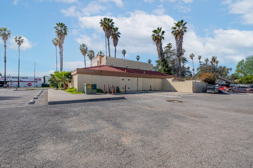 More Photos Of 16955 Sherman Way, Van Nuys Freestanding For Lease