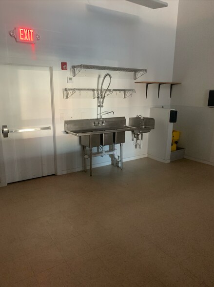 More Photos Of 323 Southwest Blvd, Kansas City Storefront Retail Office For Lease