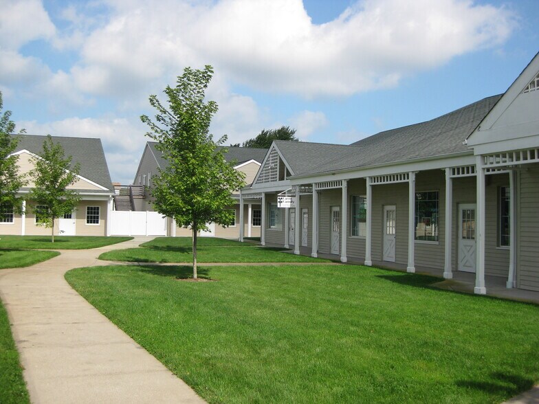 More Photos Of 1116 Main Rd, Riverhead Unknown For Lease