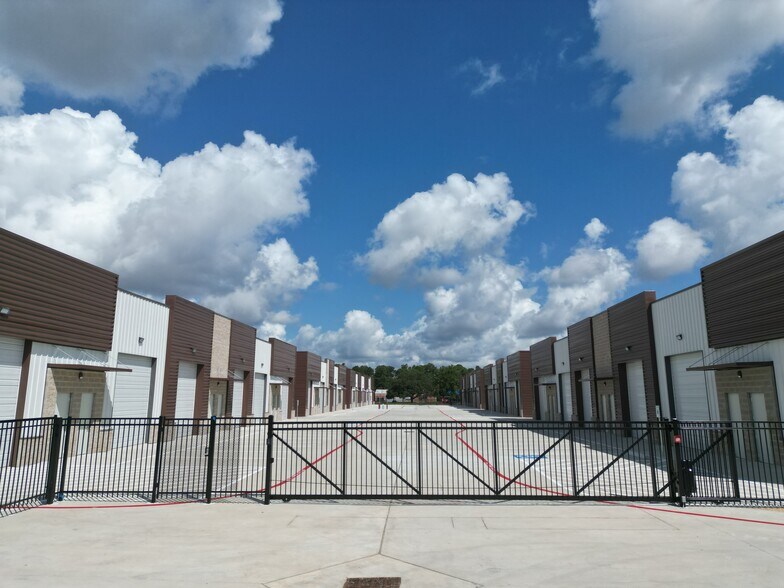 More Photos Of 8028 Dowdell Rd, Tomball Unknown For Lease