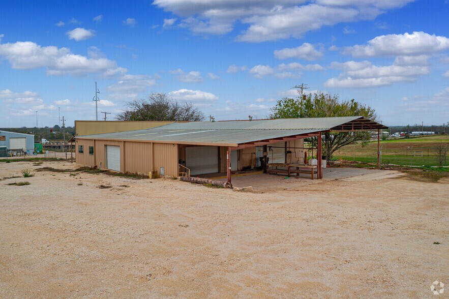 More Photos Of 1438 E St, Jourdanton Industrial For Sale