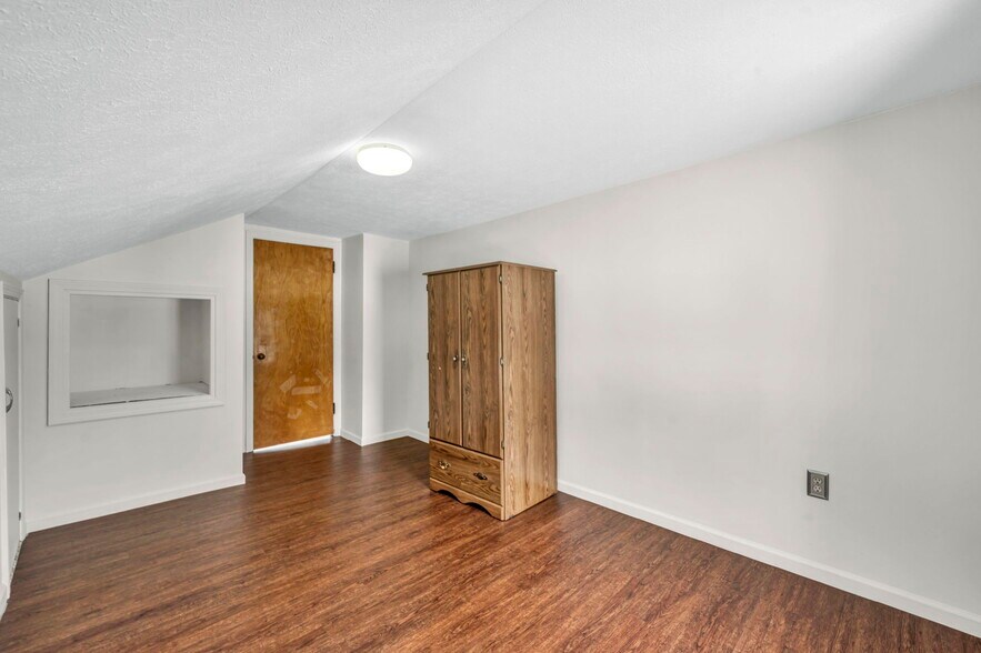 More Photos Of 4085 Herner County Line Rd, Southington Showroom For Sale